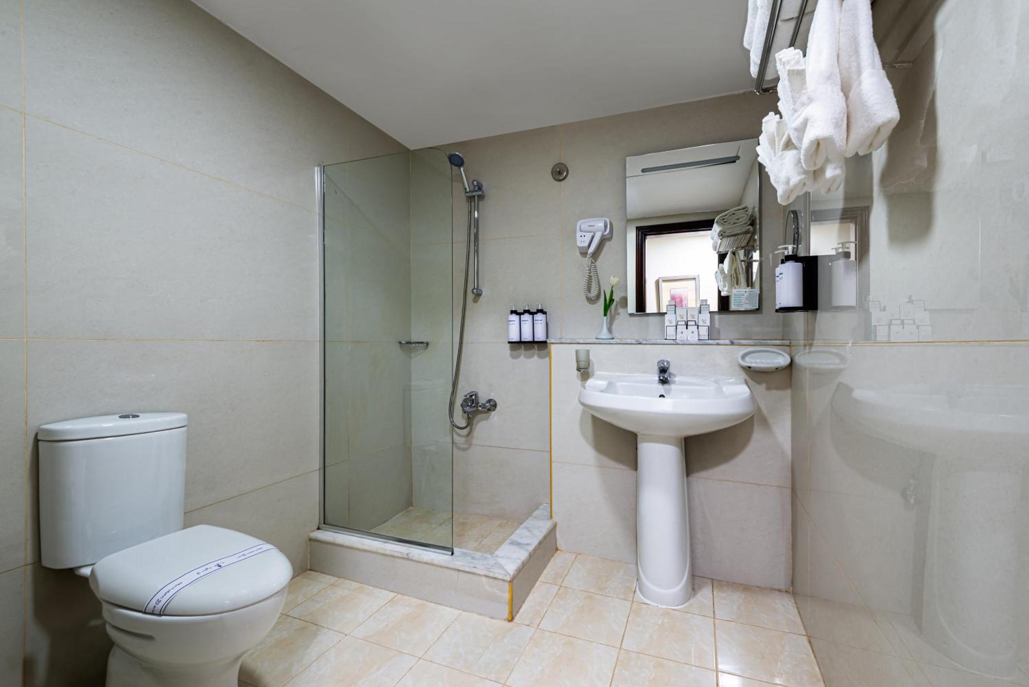 Qasr Al Ansar Golden Tulip Hotel